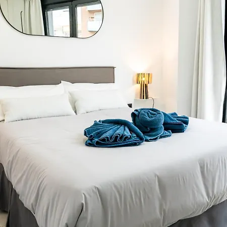 Modern Wave Escape With Private Parking And Rooftop Pool By Namaste Elite Apartment